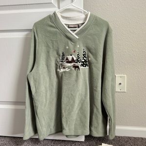 NWT Womens Embroidered V-Neck Fleece Top🦌